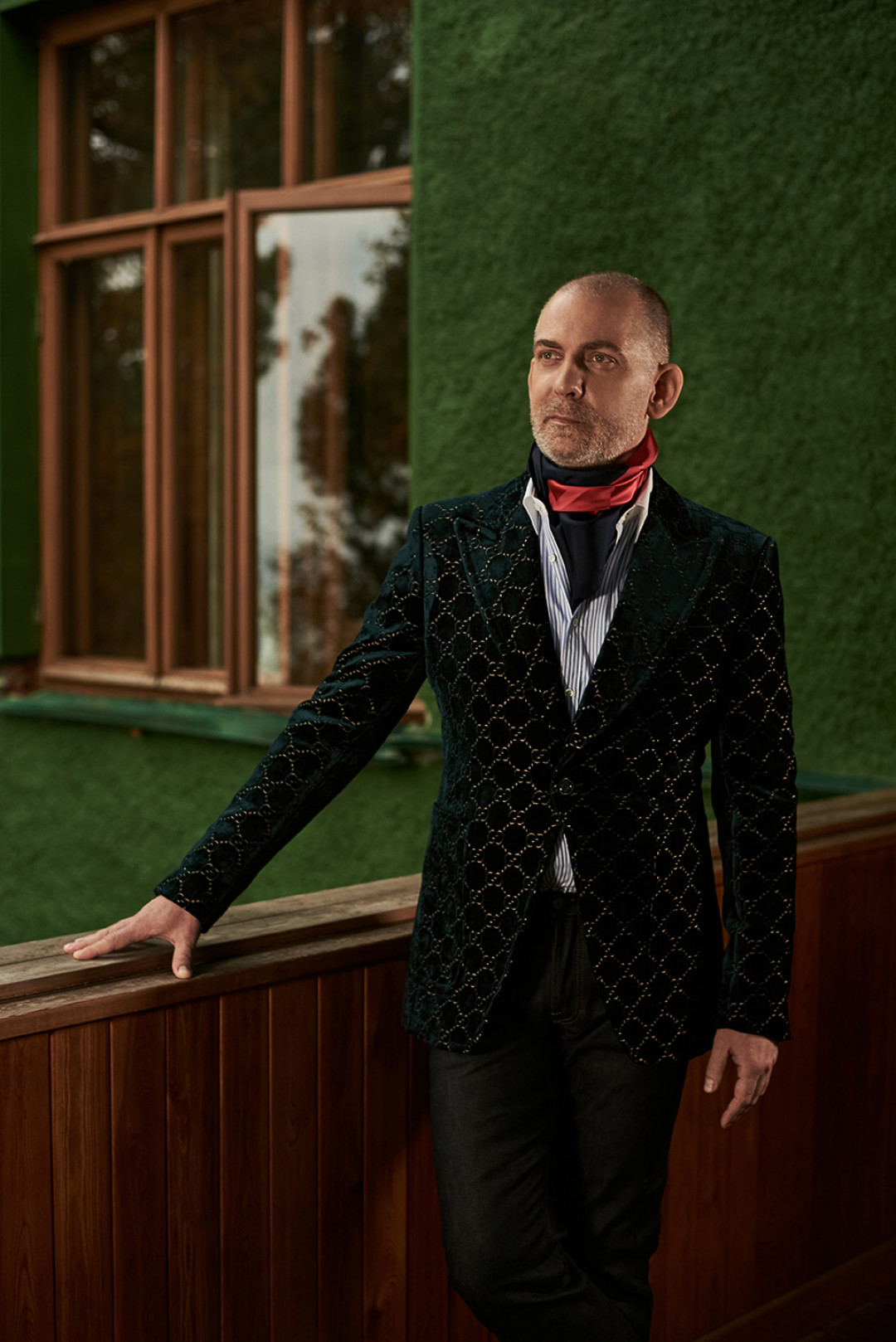 Пиджак, брюки, сорочка, шейный платок – все Gucci