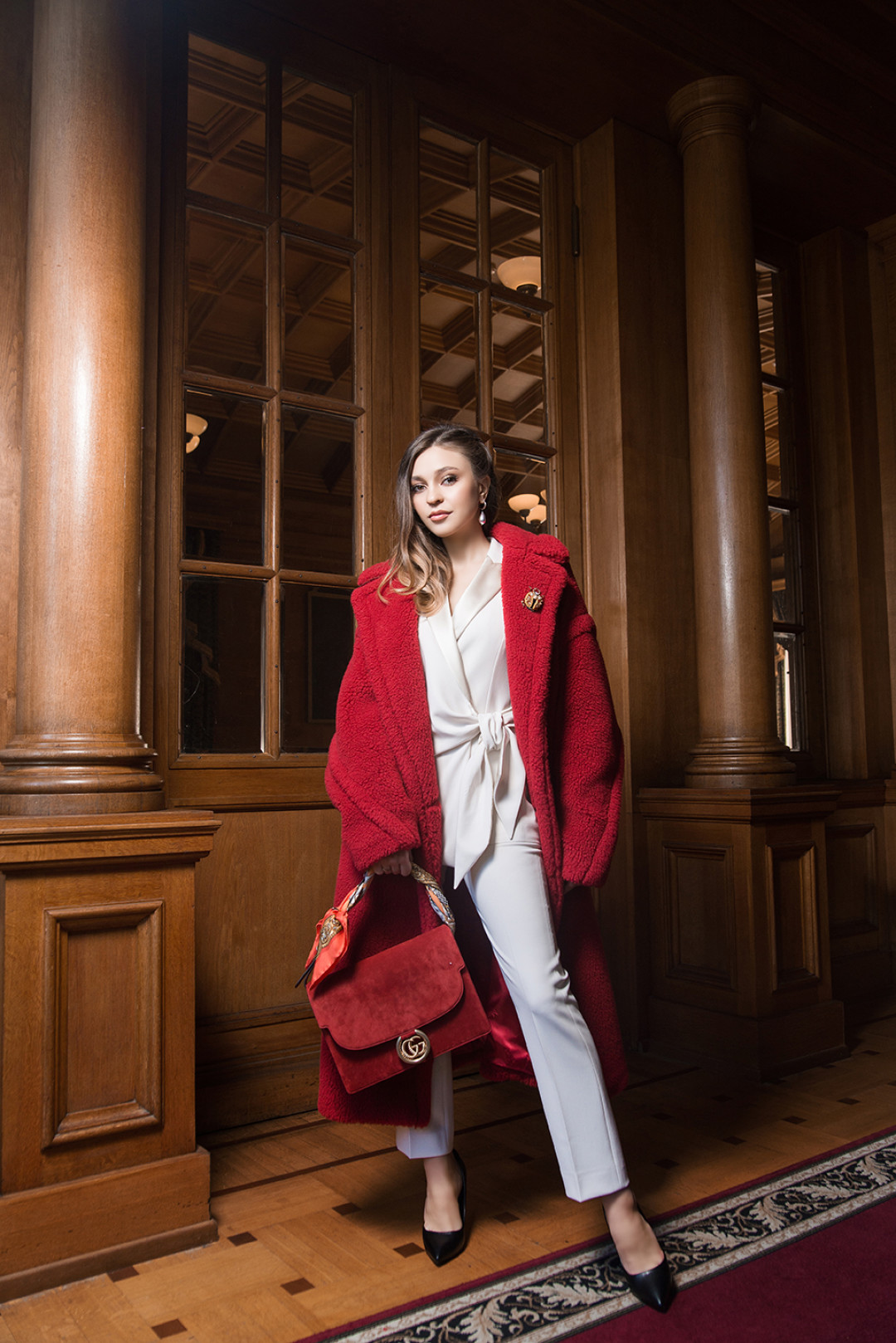 Костюм, шуба Max Mara, брошь Madilyan, сумка – Gucci, украшения – Madilyan, туфли – собственность модели