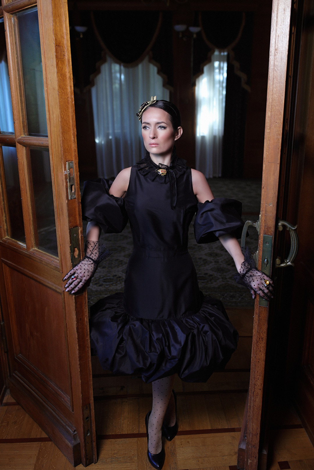 Платье Alexandra Stepanets, жабо и перчатки Natalya Malyutina, украшения – Madilyan, туфли–собственность модели