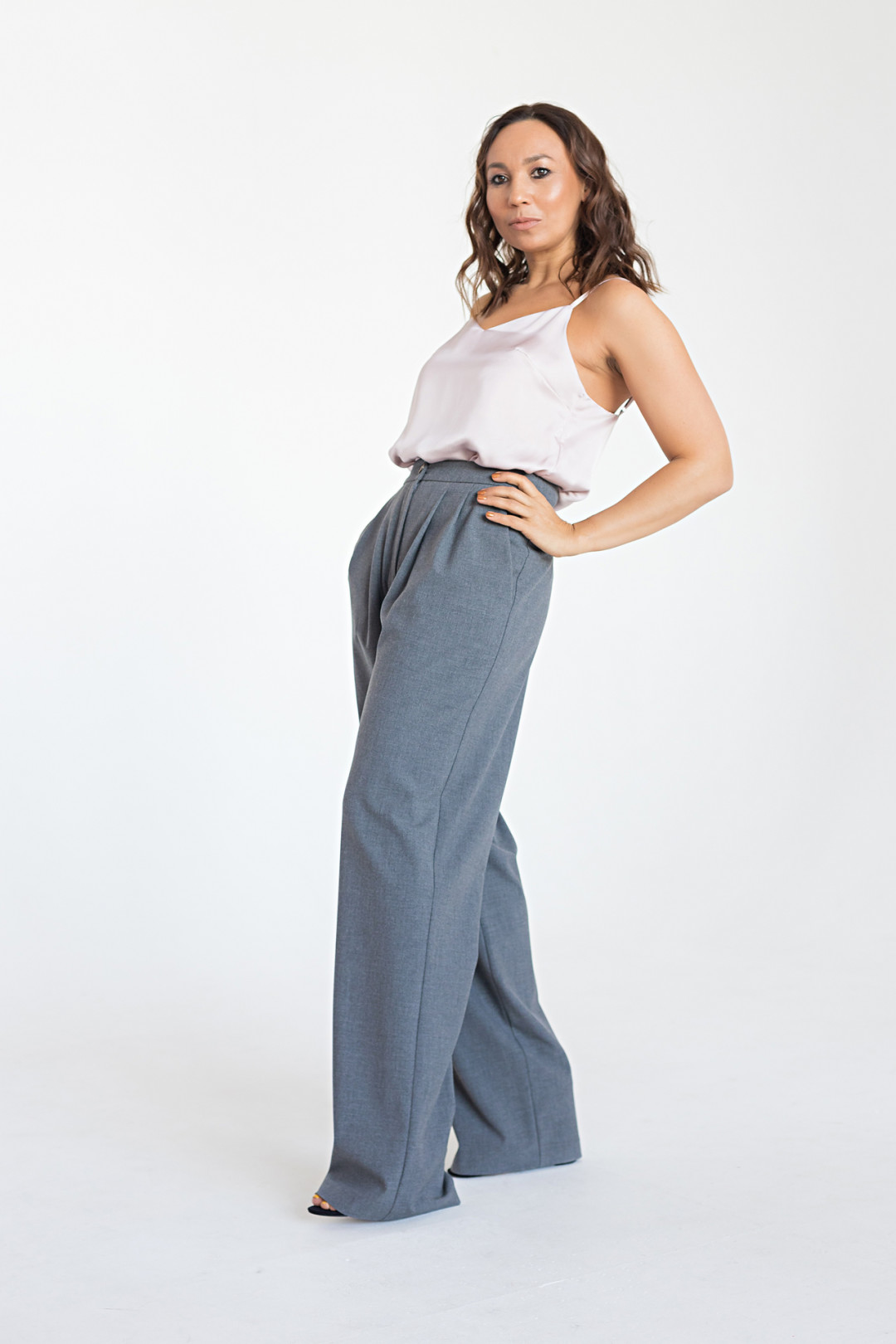 Топ, 3999 руб., брюки, 6999 руб.