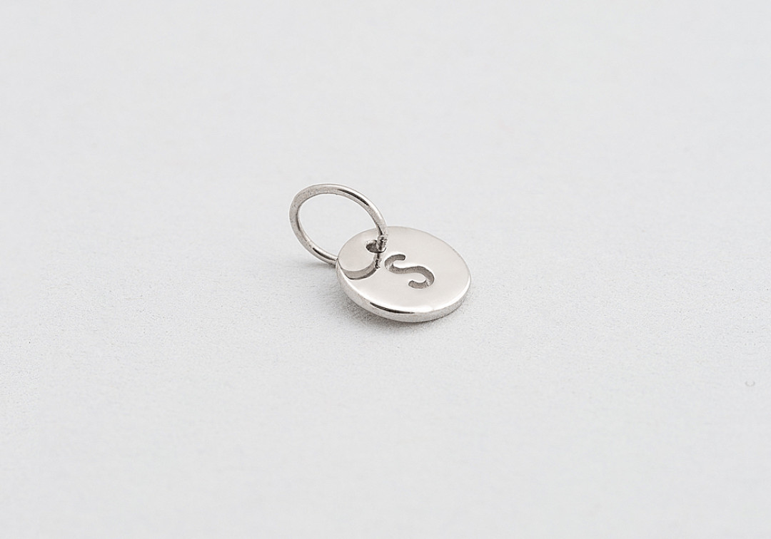 Подвечка Letter pendant, 800 рублей (Sumei)
