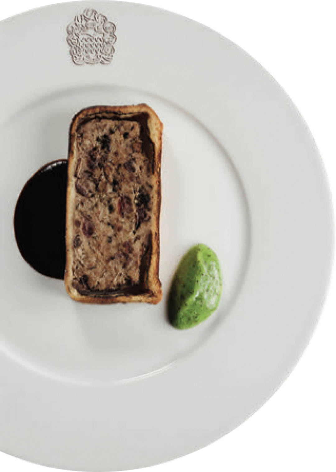 Мясной террин с маринованной клюквой, запеченный в паштетном тесте