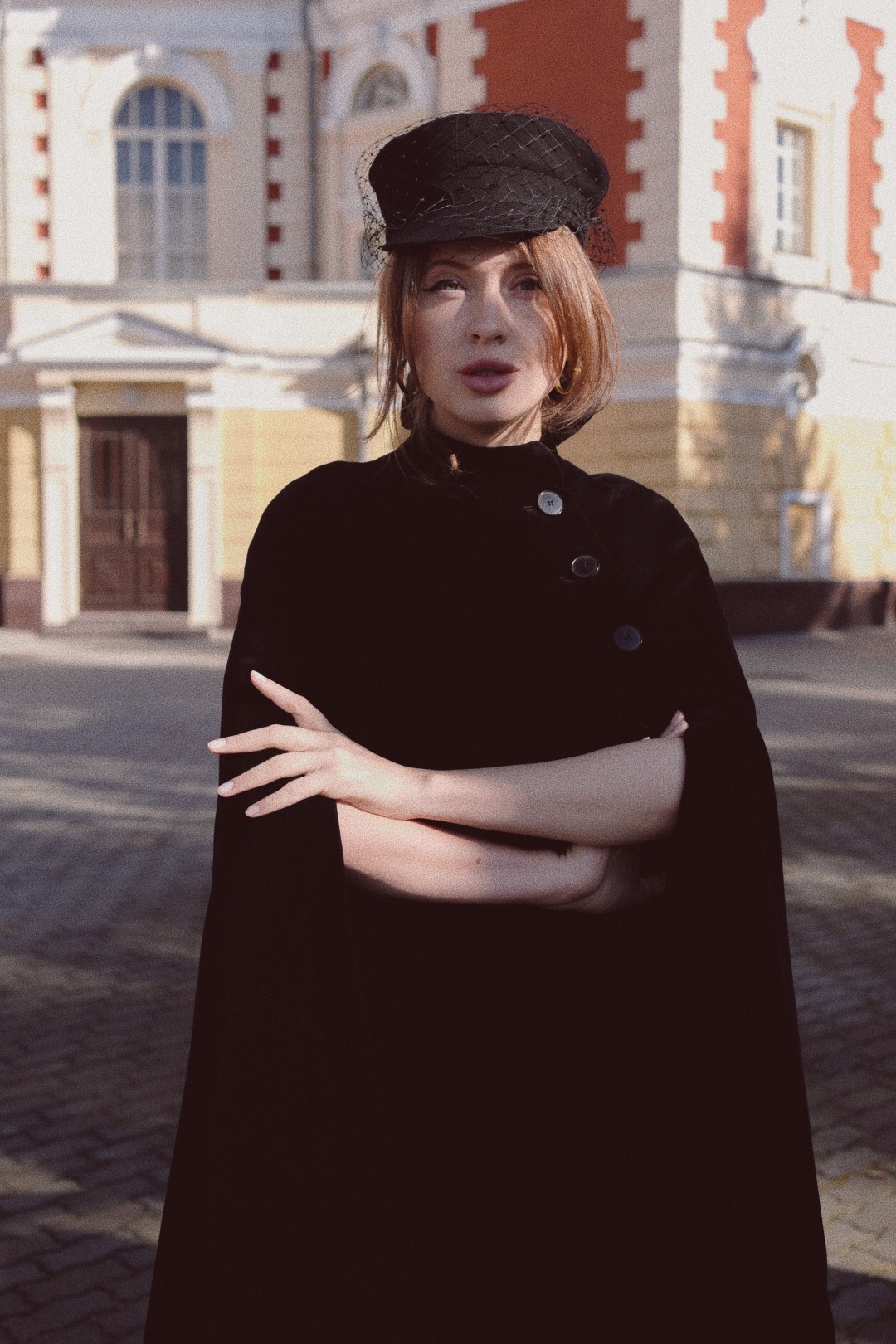 Юлия окончила МИЭЛ ИГУ, она специалист в области коммерции и переводчик с английского языка в экономической сфере. Стажировалась в языковой школе в