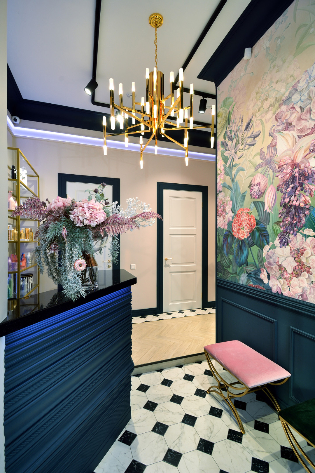 Высокий плинтус, окрашенный в контрастный цвет, переходит в обналичку двери, создавая яркий акцент (Элит Декор)