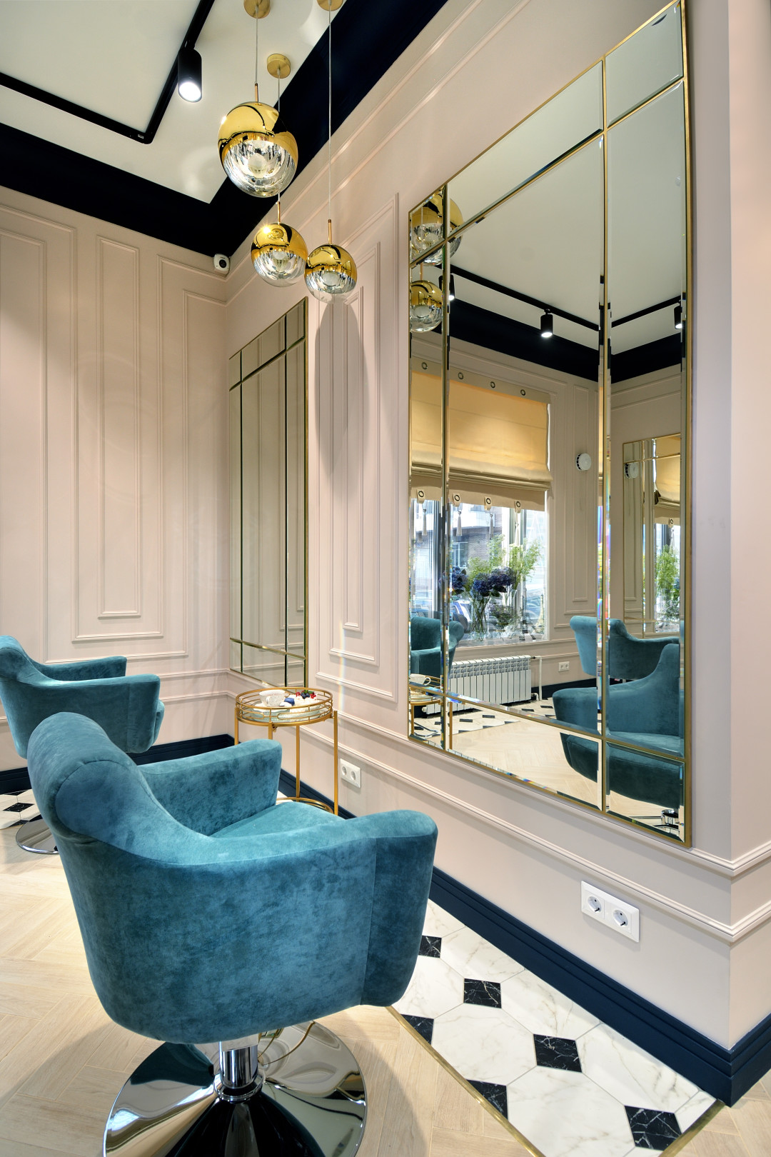 Большое количество света просто необходимо для бьюти-студии, разные светильники позволяют создавать сценарии освещения и обеспечивать комфортную