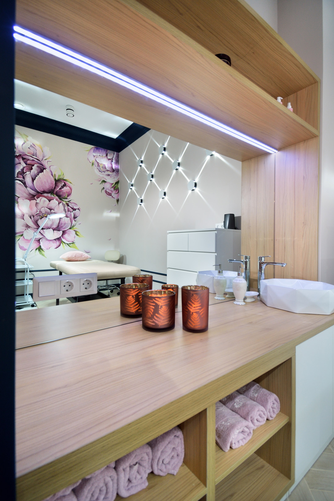 Настенные светильники создают графический световой эффект и подчёркивают настроение в интерьере (Old Doob).