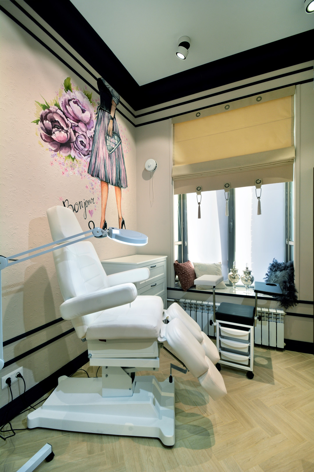 Высокий карниз стал эффектным штрихом в этом интерьере (Элит Декор)