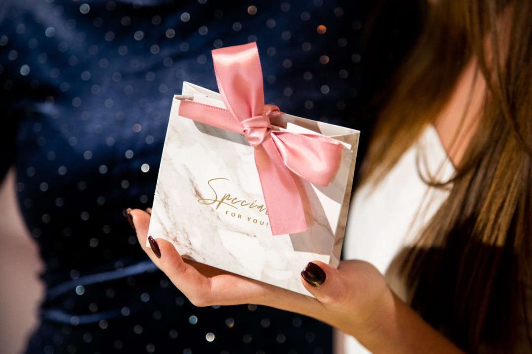 Сертификат на педикюр с покрытием гель-лак или маникюр с покрытием гель-лак и дизайном восьми ногтей, 1 500 ₽