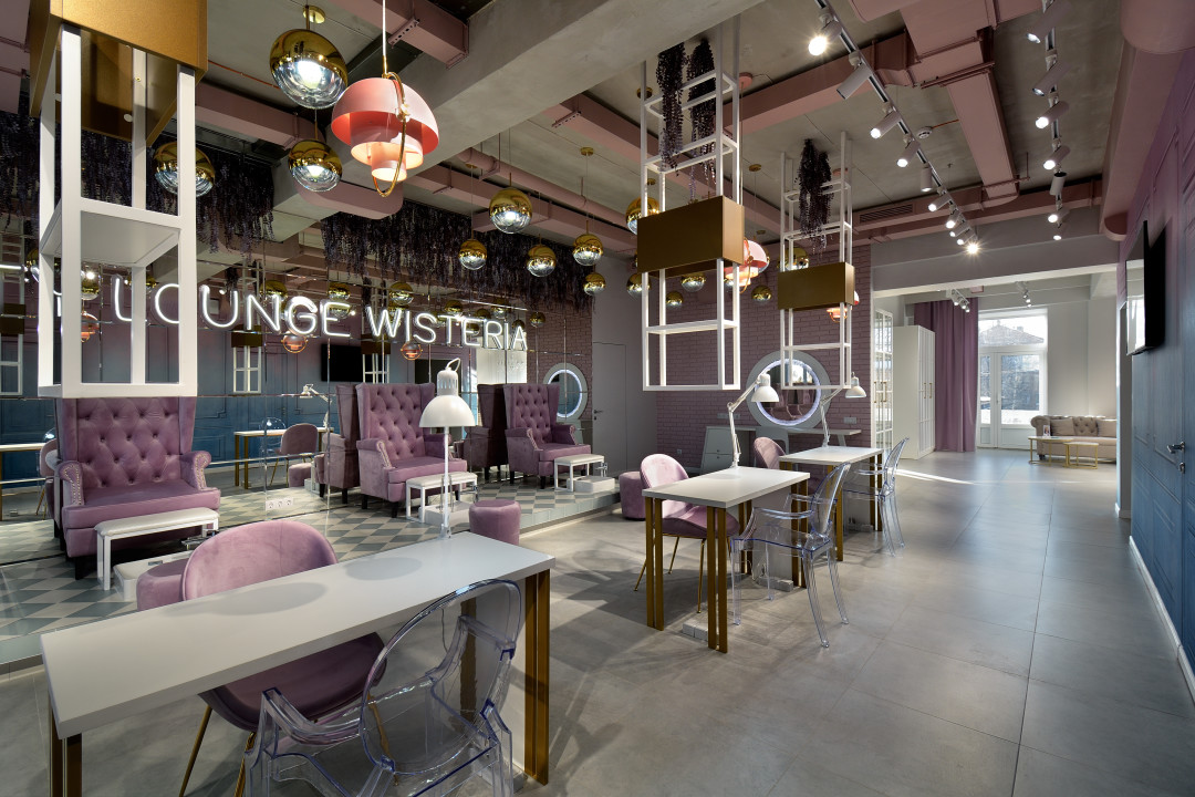 Винтаж и блеск — благородное сочетание подчеркивает статус салона. Подвесы и кресла в нежно-розовых оттенках, золотые и прозрачные элементы — во всем