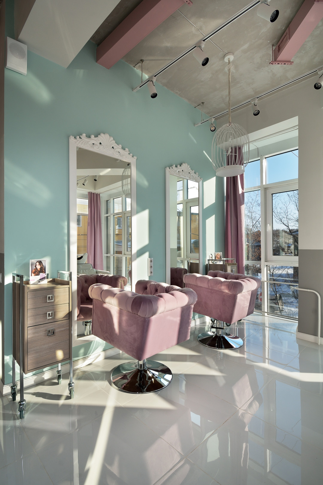 Подвесные белые клетки с птицами и треки добавляют большому пространству легкости в светлое время суток и отлично освещают по вечерам (Old Doob)