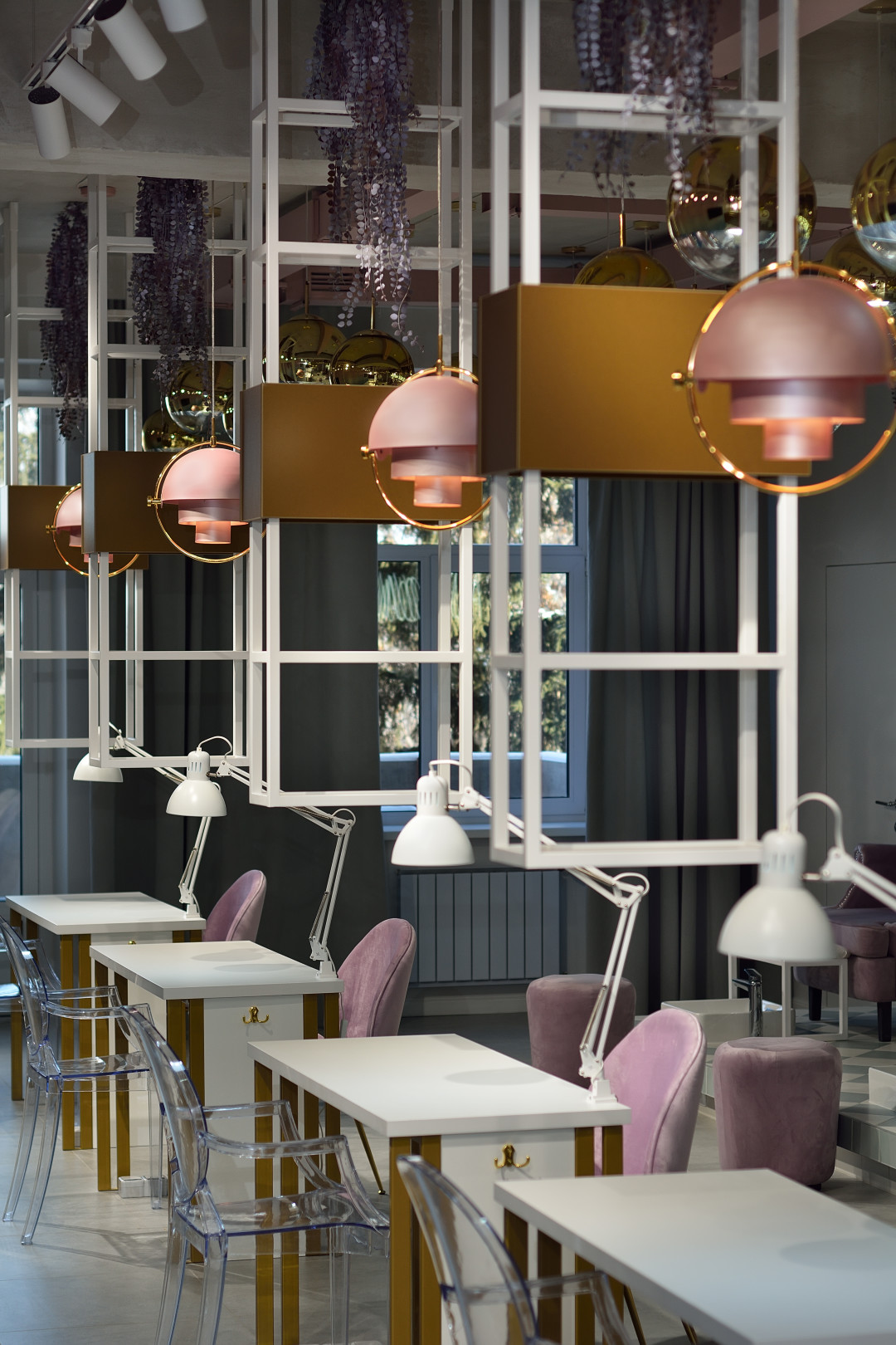 Цвет в свет! Для студии, где создается красота, нужно его по макси муму: белые трековые прожектора, розовые и золотые подвесы, настольные лампы задают