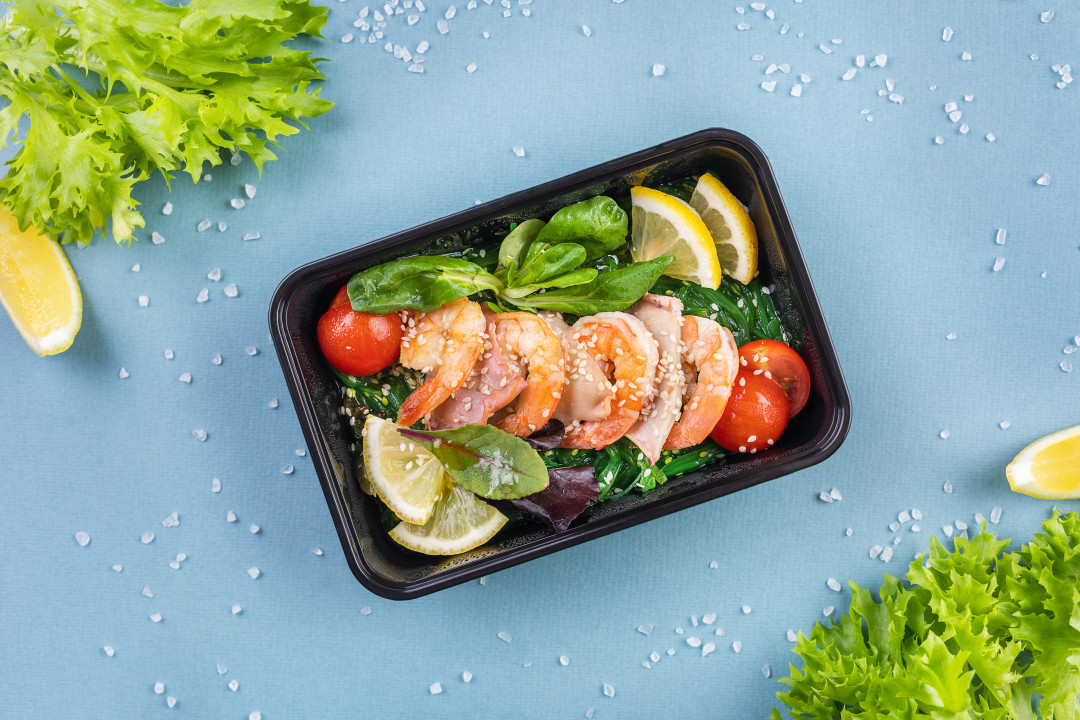 Зеленый салат с морепродуктами