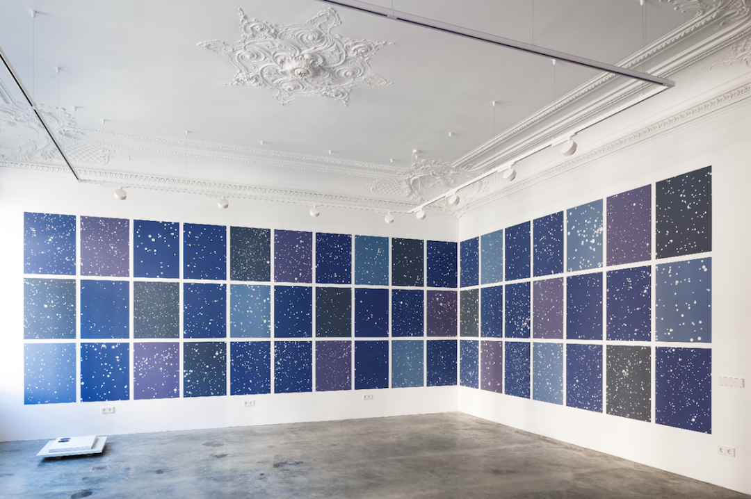 Работа Александры Паперно на выставке «Посмотри наверх, падает небо» куратора Анны Заведий