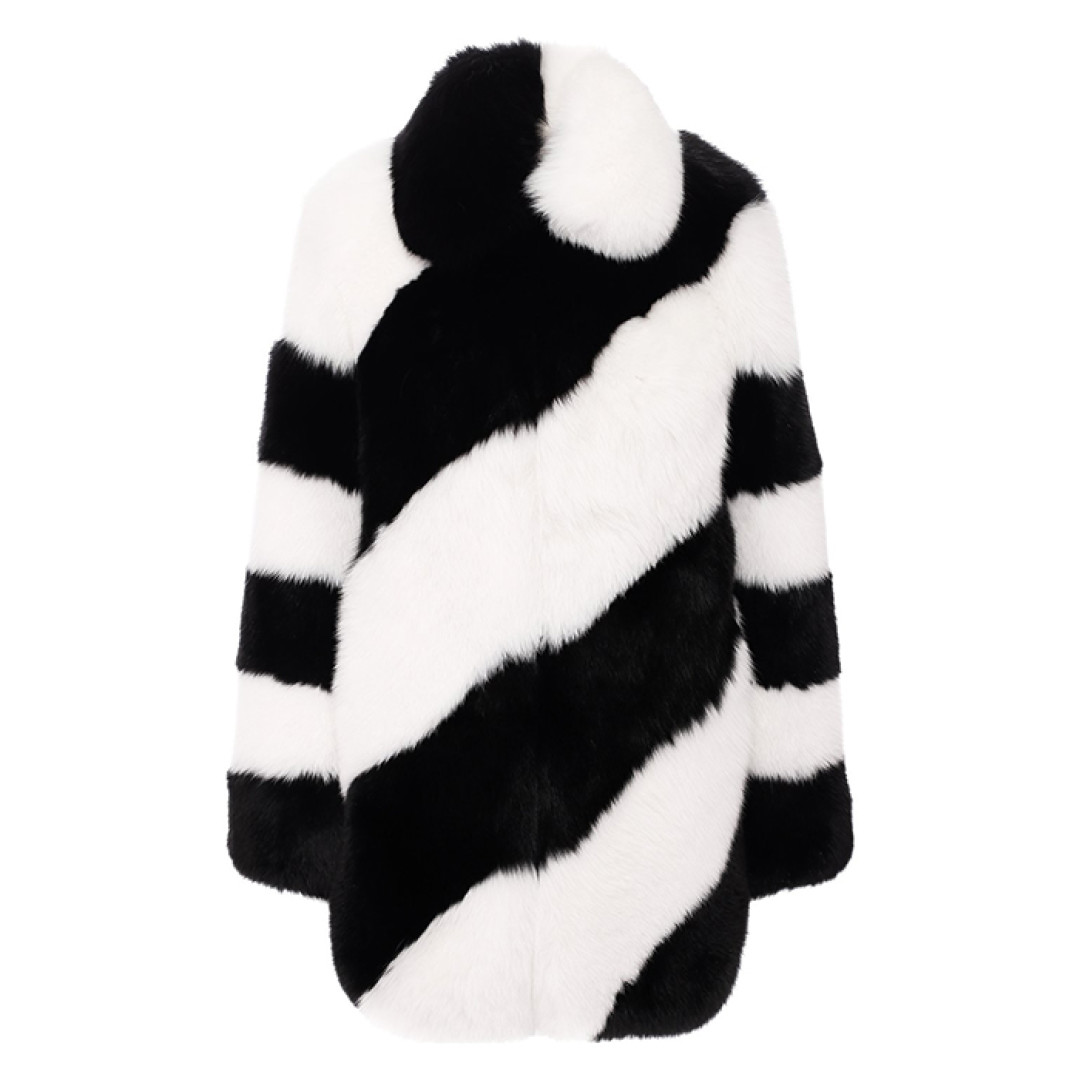 Шуба Saint Laurent, 950 000 рублей (ДЛТ)
