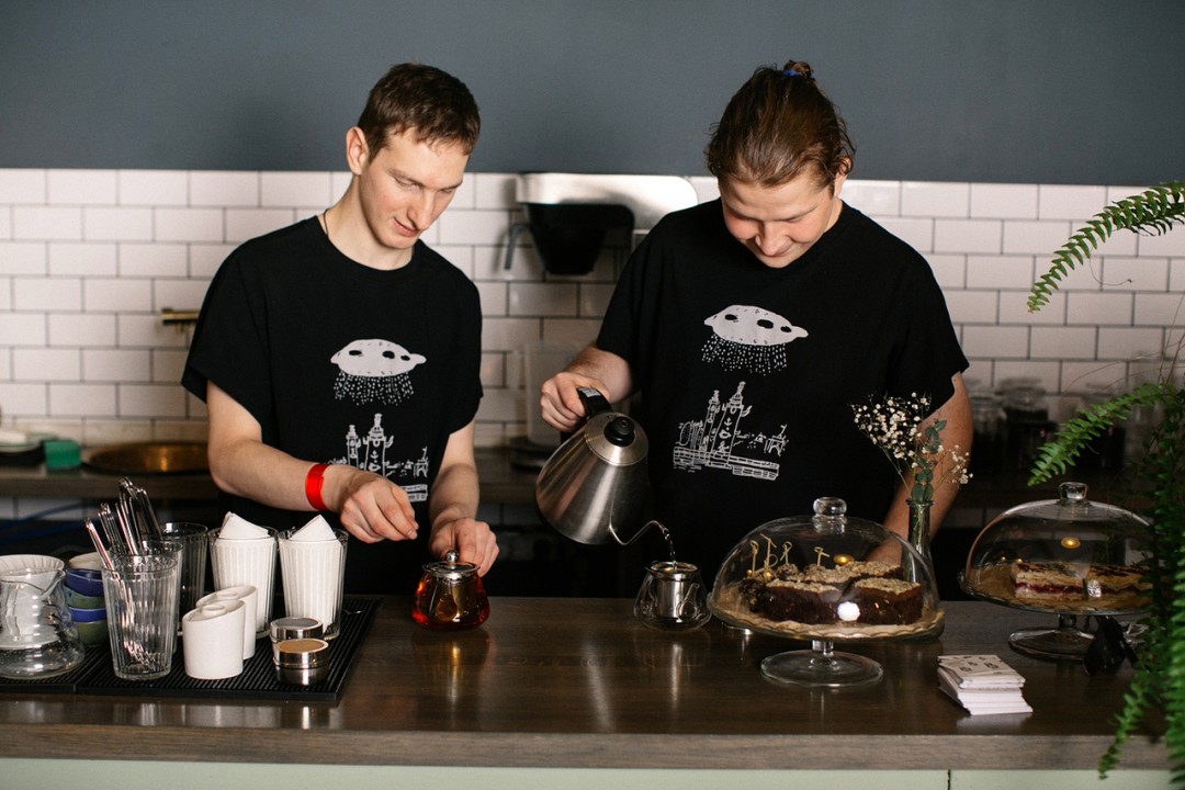 Сотрудники кафе Эмиль Назарли и Макс Ворожейкин