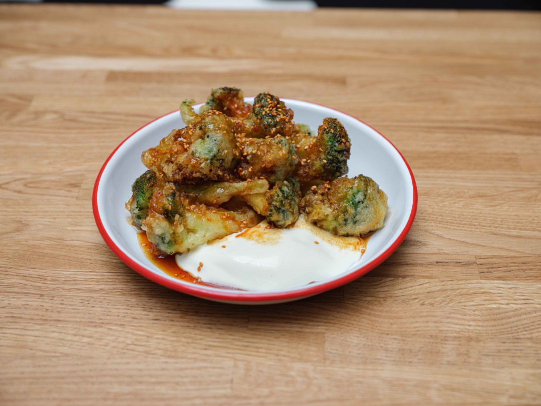 Брокколи темпура с соусом шичими