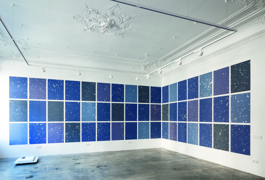 Работа художницы Александры Паперно на выставке «Посмотри наверх, падает небо»