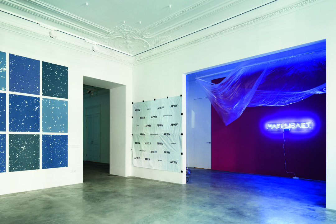 Инсталляция московской художницы Дженды Флюид (Антонины Баевер) была показана на первой выставке в MYTH Gallery «Посмотри наверх, падает небо»