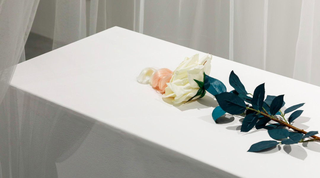 Фрагмент инсталляции художницы Кати Любавской на выставке «Очень странные истории», которая идет в MYTH Gallery сейчас