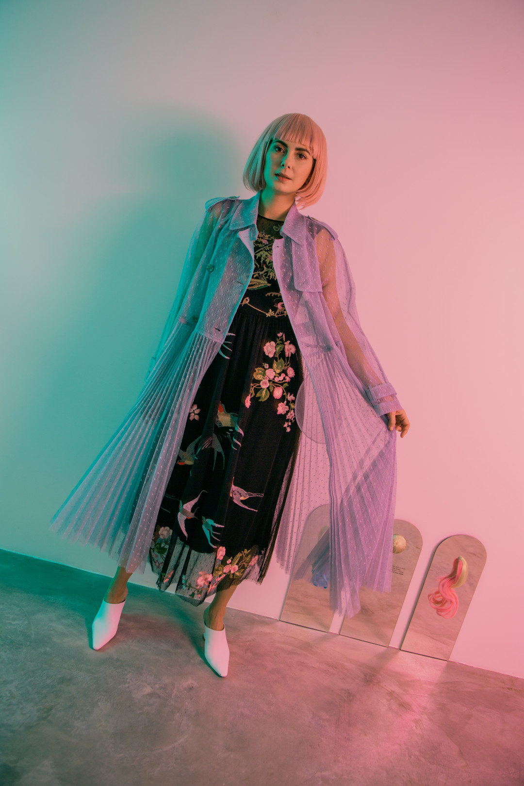 На Юле: плащ, платье — Red Valentino, сабо Bottega Veneta (все — ДЛТ)