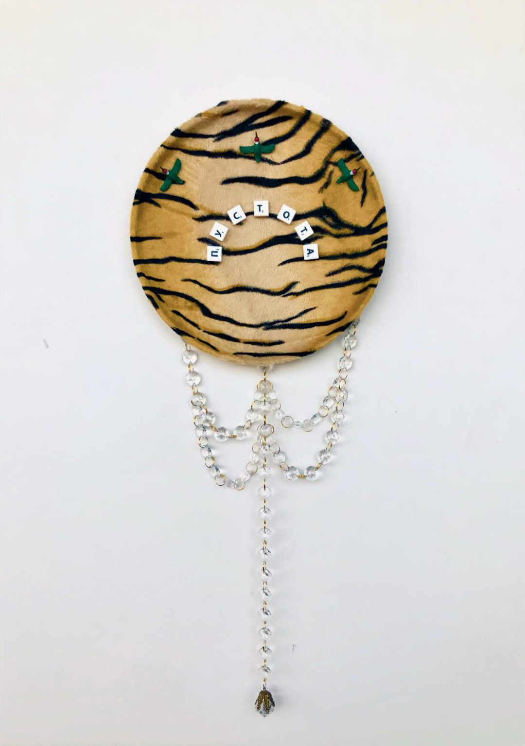 Объект московской художницы Алины Глазун. MYTH Gallery