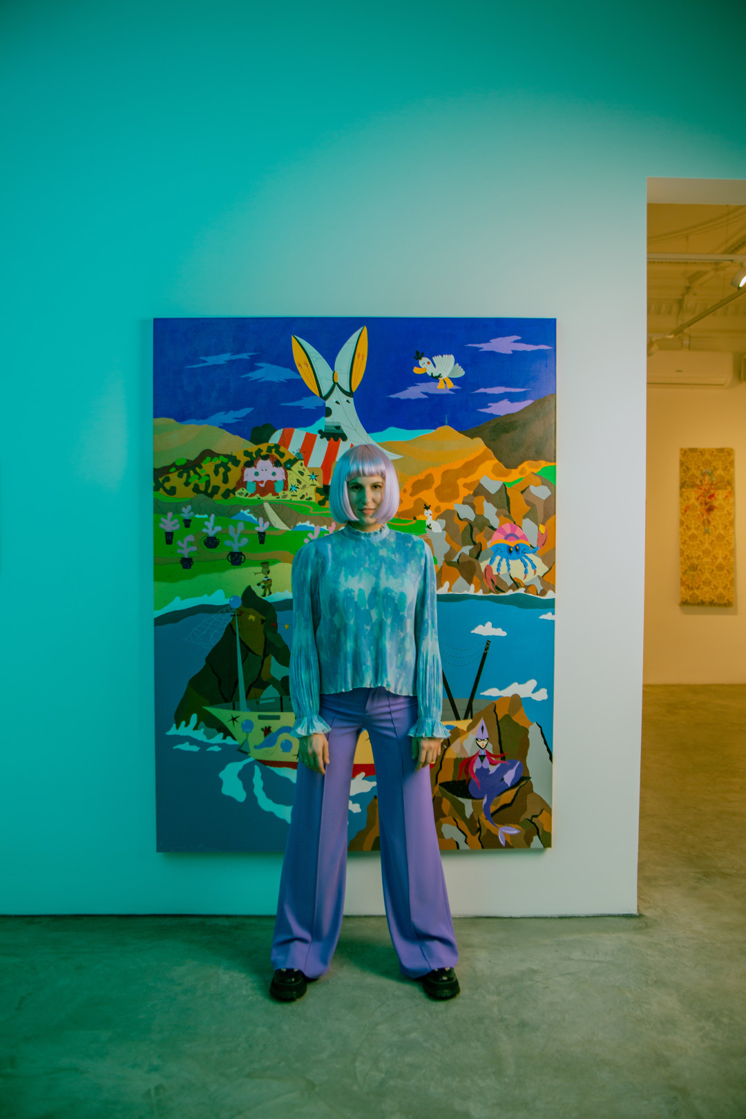 На Оле: блуза Ganni, брюки Alice + Olivia, ботинки Burberry (все — ДЛТ)