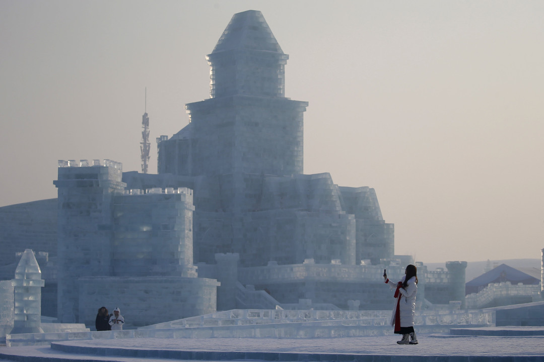 Ледовое г. Харбин Китай ледяной город 2020. Харбин фестиваль льда и снега 2021. Харбинский фестиваль ледяных скульптур. Харбин ледяной город 2023.