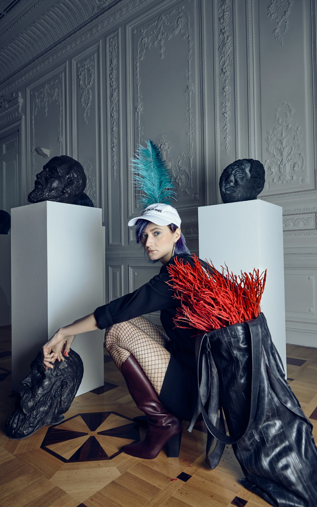 На Александре: платье Givenchy (ДЛТ), кепка NASASEASONS, сапоги Magda Butrym (все — DayNight) Экспонат выставки «Мечты: публичное и частное». Куратор