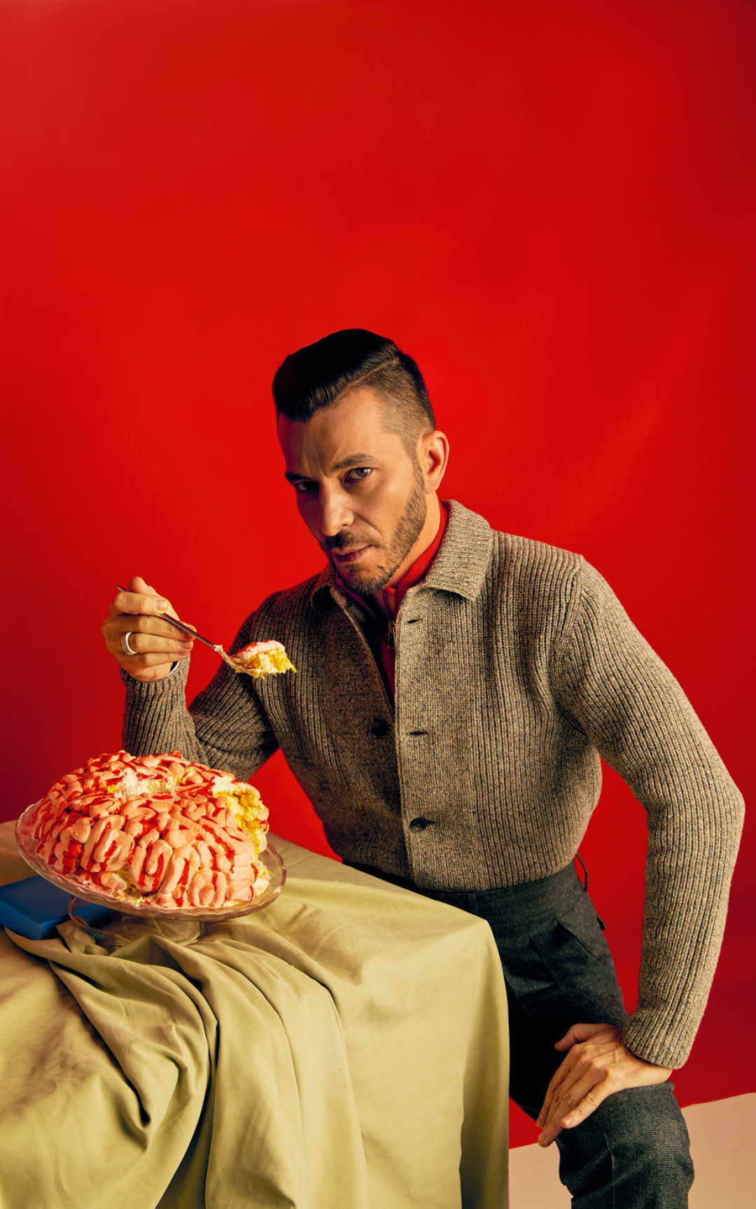 Пуловер Paul Smith, брюки Lardini (все — BOSCOFAMILY), кардиган Falconeri