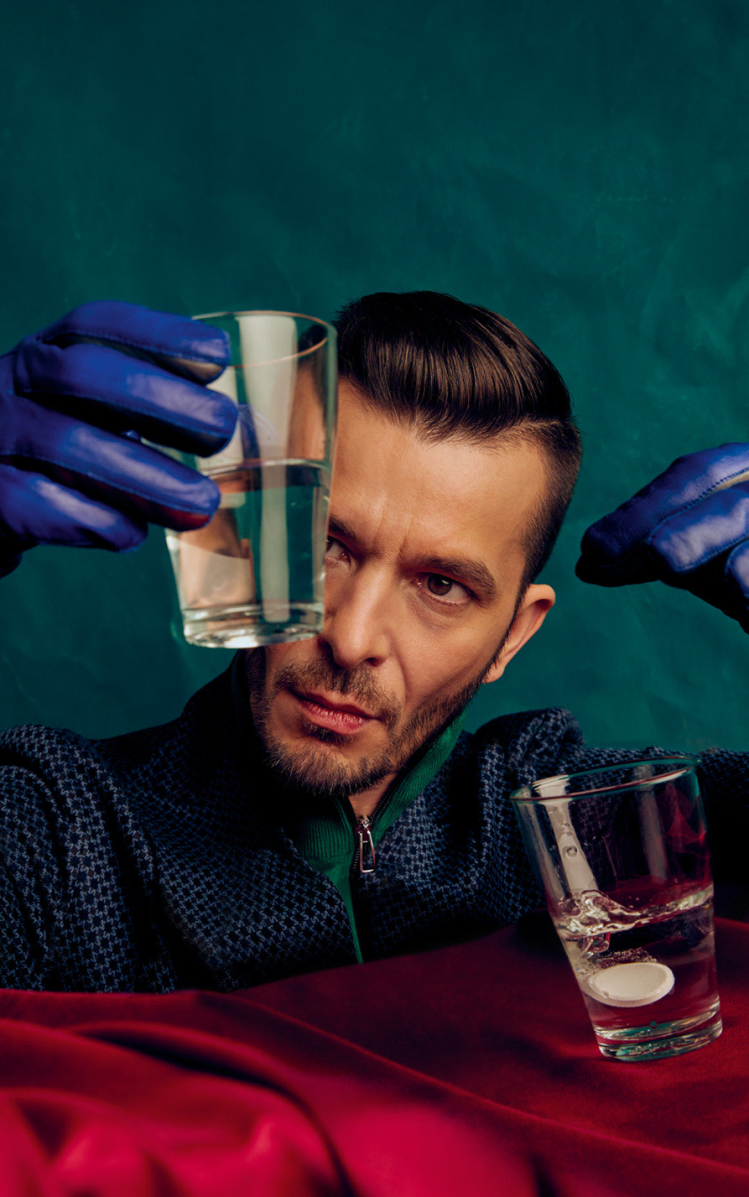 Пиджак Etro, пуловер и перчатки Paul Smith (все — BOSCOFAMILY)