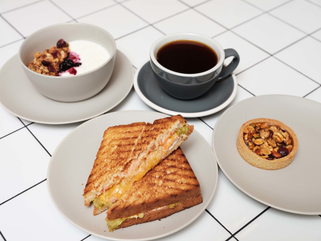 Тост с ветчиной и сыром, гранола, фильтр-кофе, ореховая тарталетка