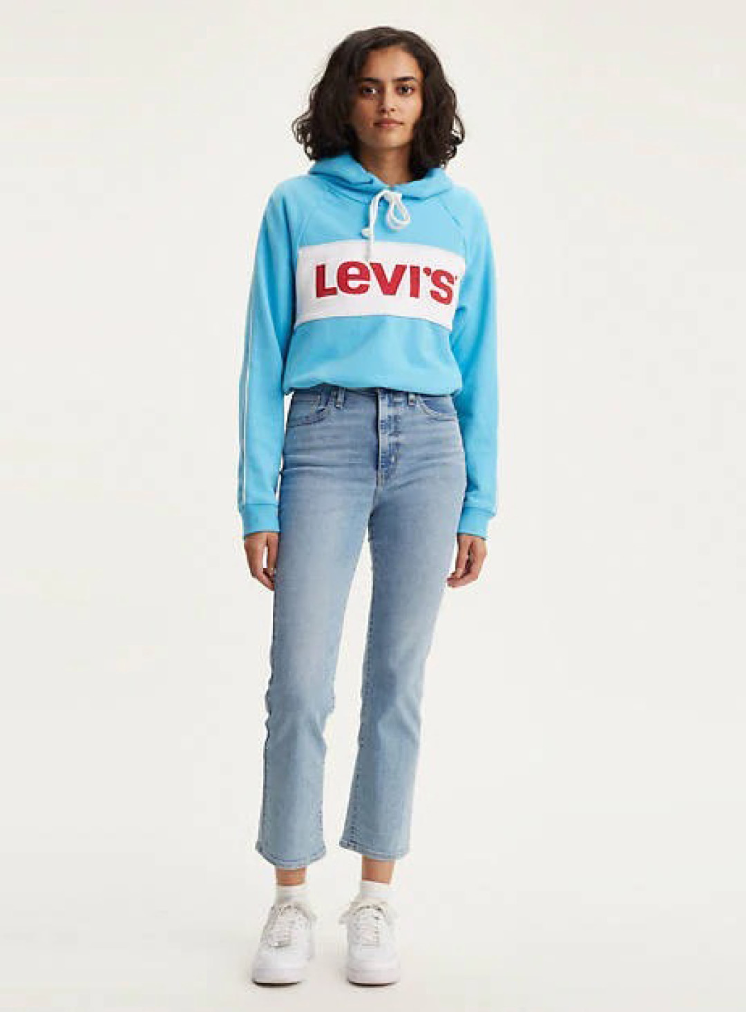 Женские моделирующие джинсы Levi's, 4 500 рублей (ТРЦ «Галерея»)