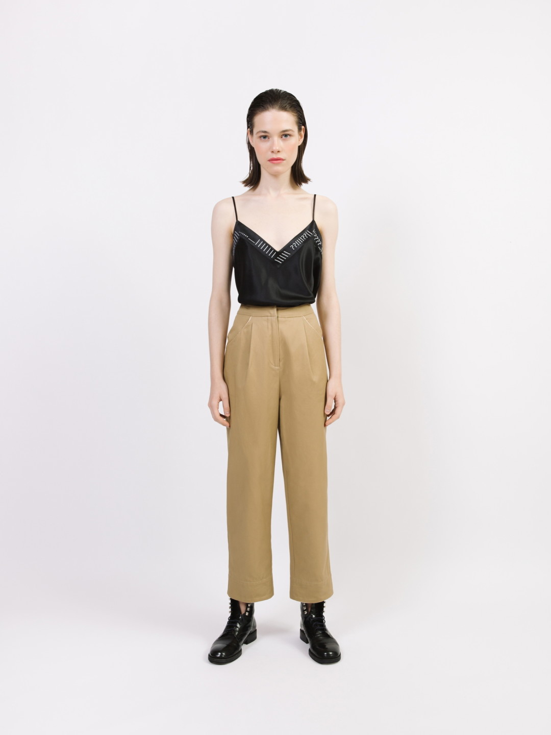 Брюки-бананы с кантом Ola Ola, 8 450 рублей (Ola Ola)