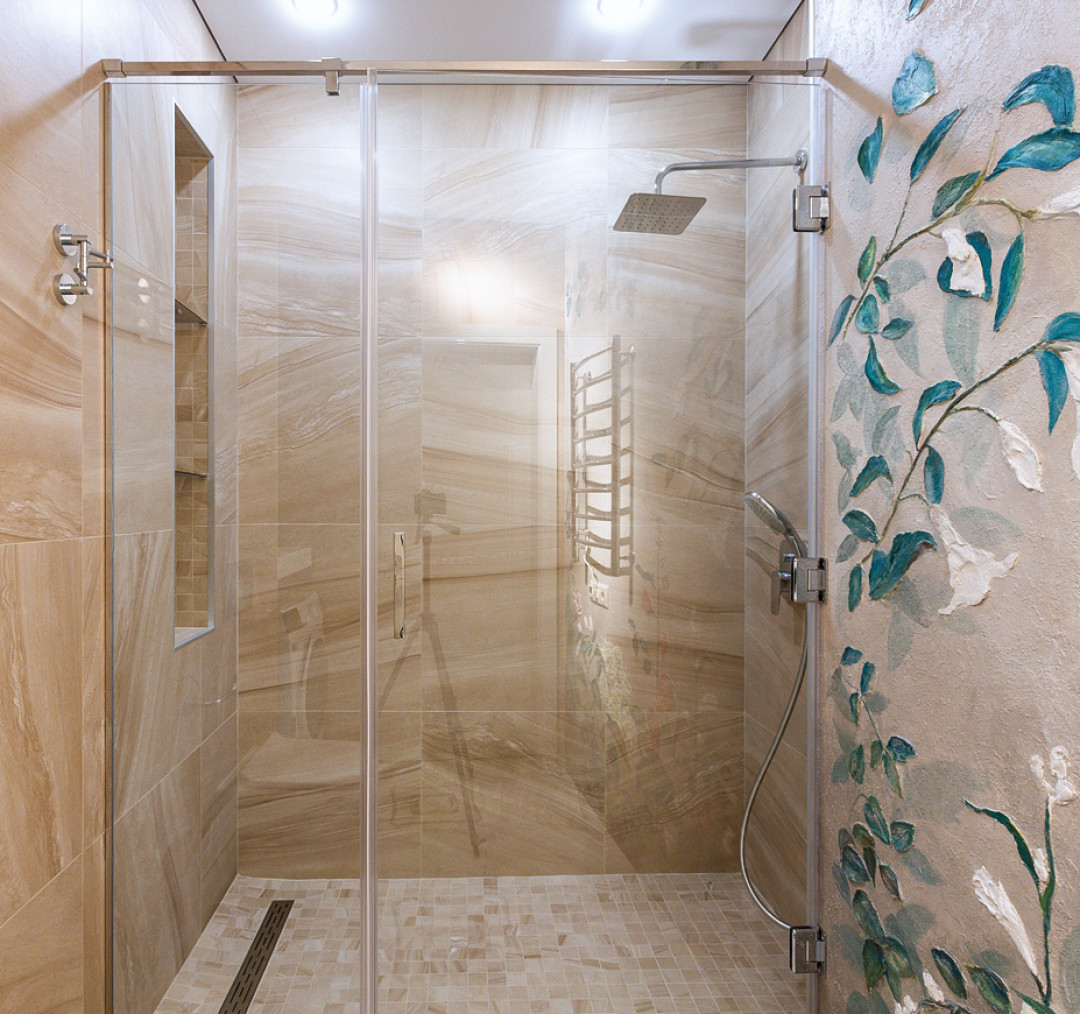 Для оформления ванной комнаты использовали плитку, которая отличается не только эстетической привлекательностью, но и долговечностью