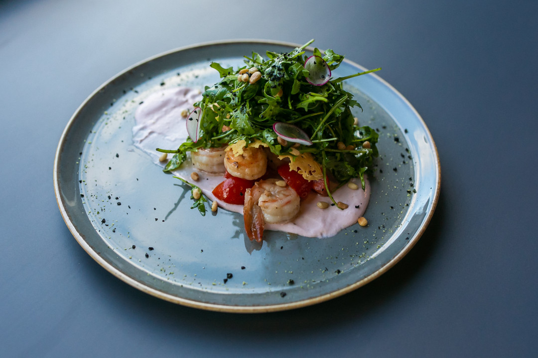 Руккола с креветками и клубничным сыром