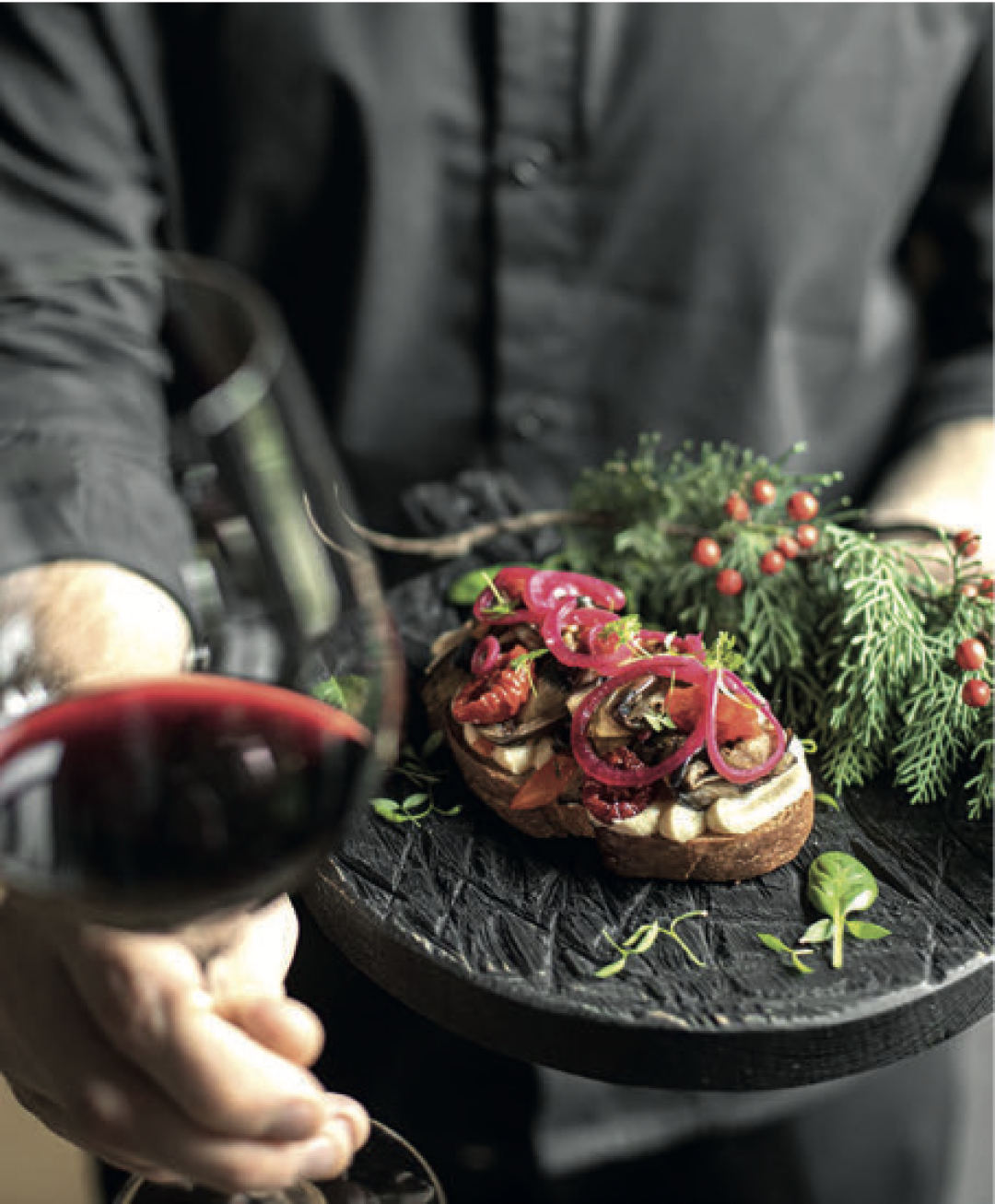 Брускетта с гумусом, запеченными овощами и маринованным луком