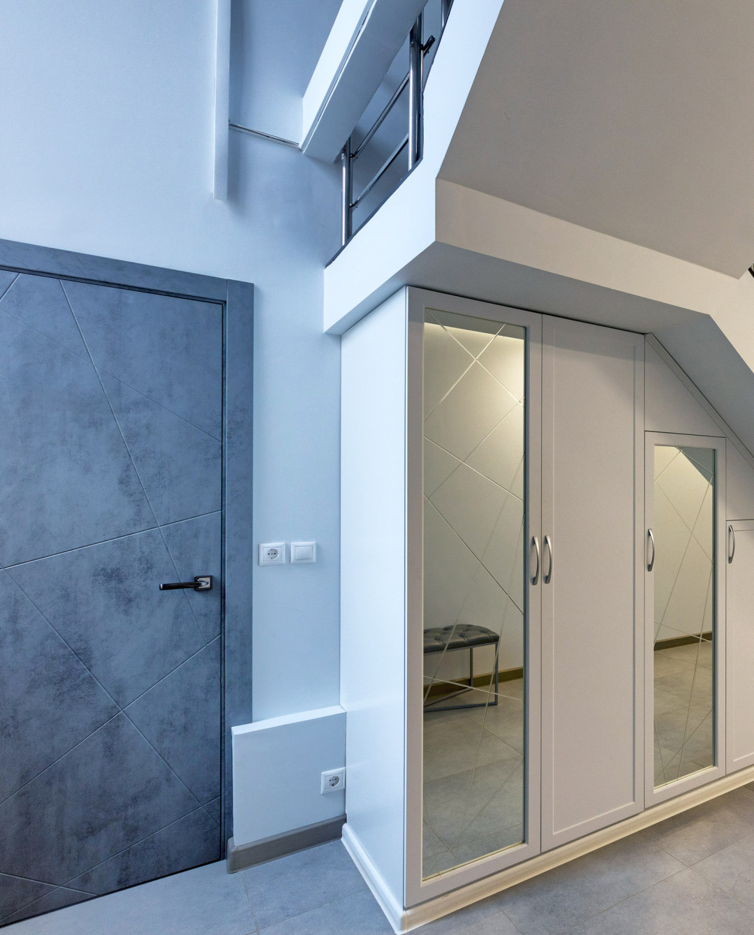 Главным украшением шкафа, изготовленного мастерами, стало эффектное зеркало с витражом