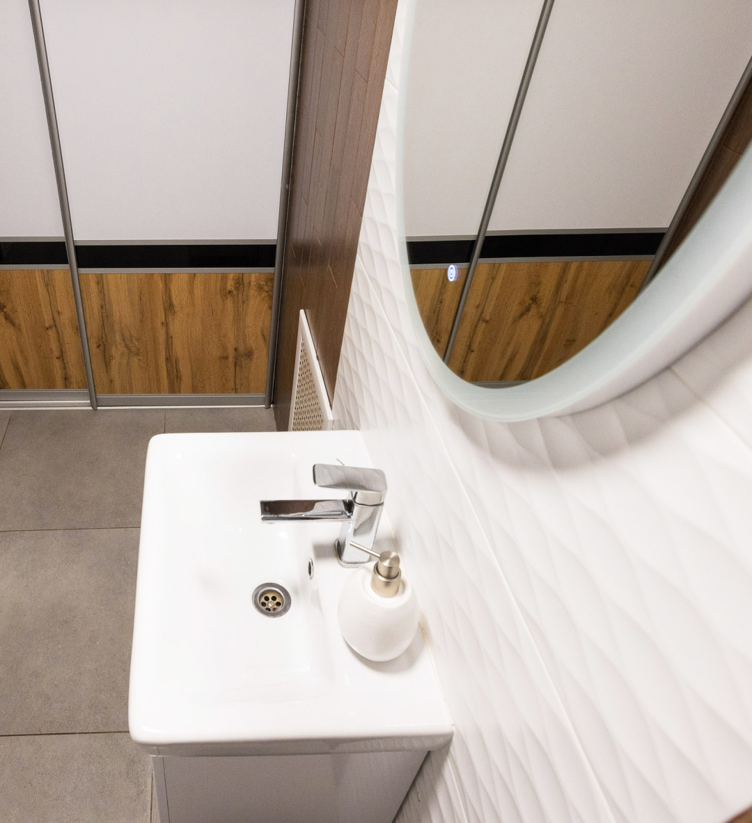 В санузле использован керамический гранит, которые, несмотря на отличие фактур и размеров, великолепно сочетаются друг с другом