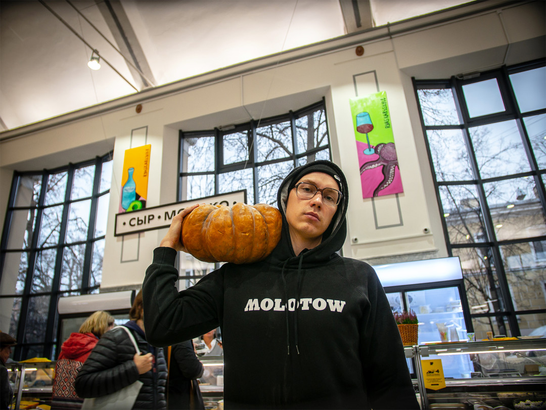 Дмитрий Миронов и его натюрморты на Василеостровском рынке. Фото: МИСП