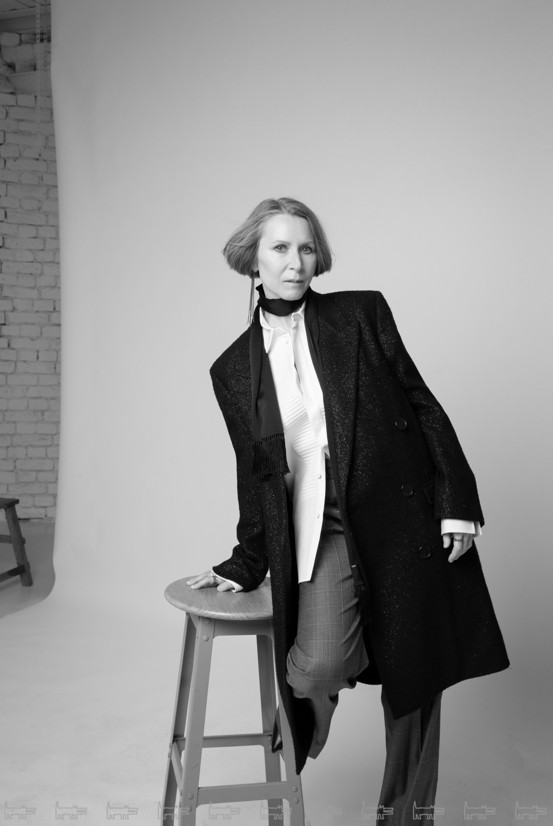 Пальто, шарф и ботильоны Saint Laurent Paris, сорочка Bottega Veneta, брюки Balenciaga (все — ДЛТ). Серьги и кольца Caviar jewellery