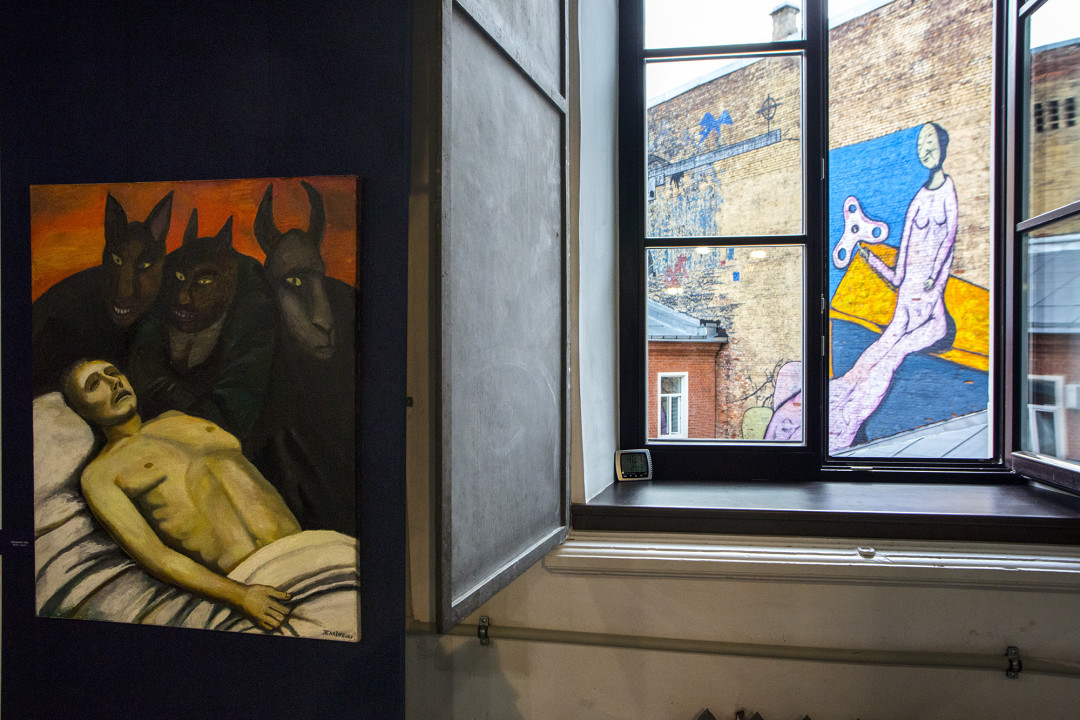 Вид из окна МИСПа на мурал во дворе музея