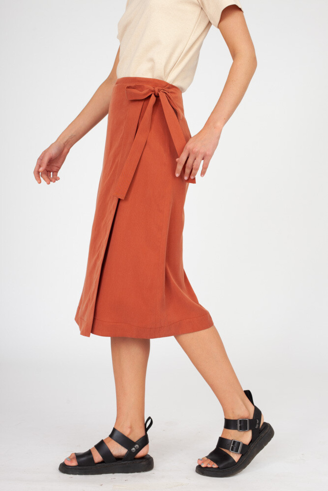 Женская юбка на запах кирпичного цвета из вискозы «Уста к устам», 3 600 рублей («Уста к устам»)