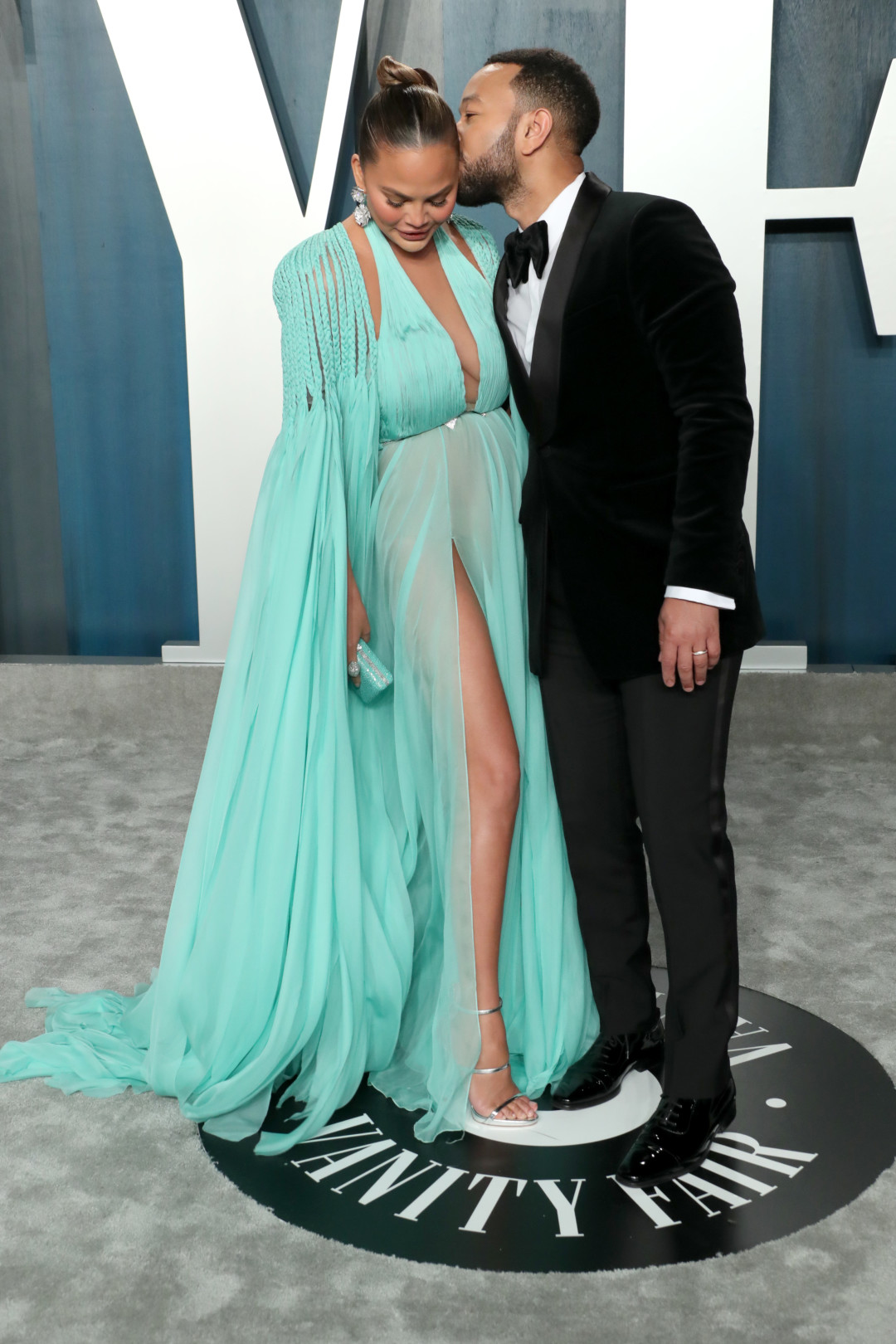 Крисси Тайген в Georges Hobeika и Джон Ледженд в Gucci