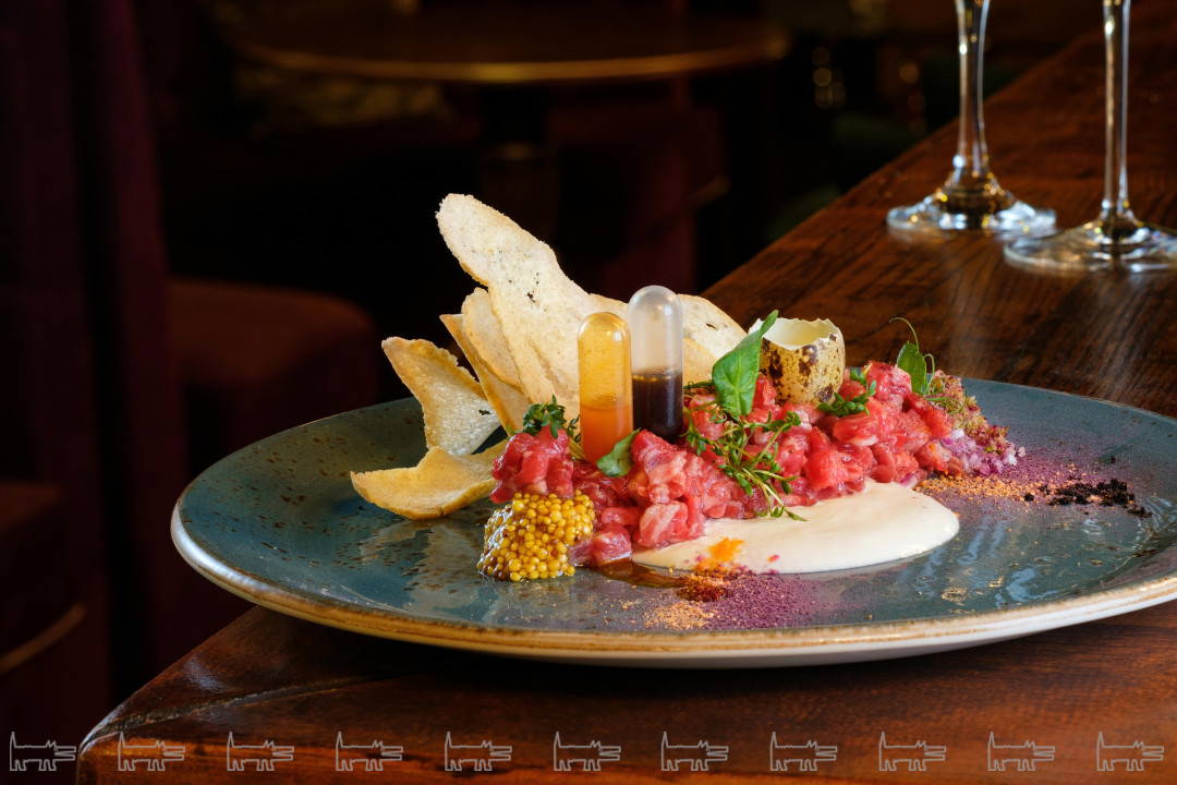 Тартар из телятины с подкопченной на еловых ветках сметаной