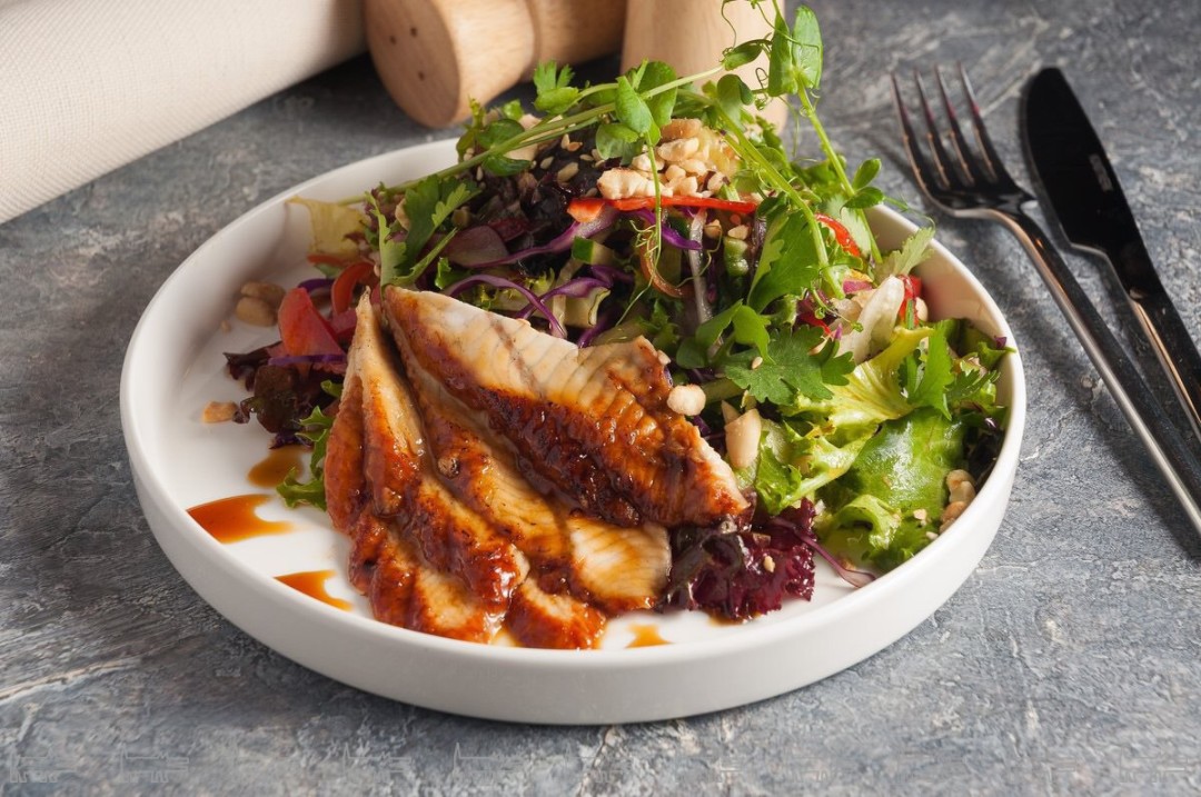 Салат с угрем в соусе амадзу