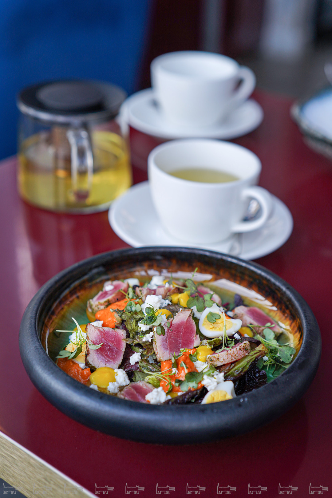 Тунец с маринованными сицилийскими апельсинами, свежим шпинатом и молодой рикоттой