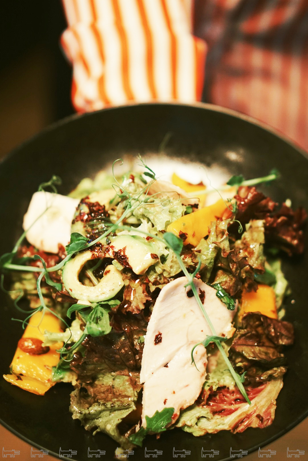 Салат с манго, копченой грудкой и базиликовой заправкой