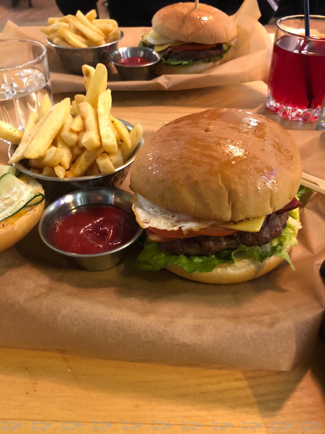 Бургер с бифштексом и яйцом с картофелем фри