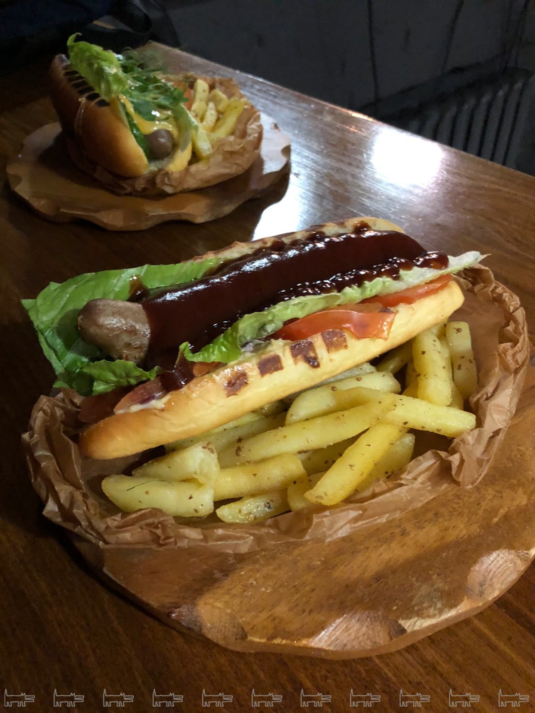 Хот-дог с говяжьей сосиской и картофелем фри