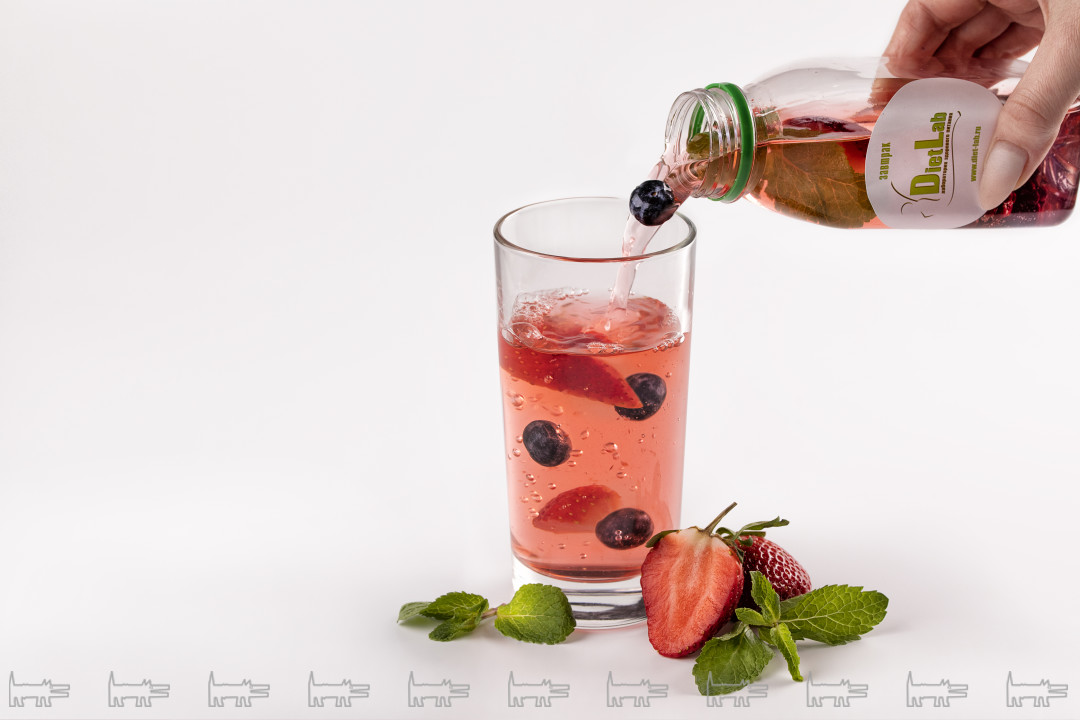 Детокс-вода с клубникой, мятой и голубикой